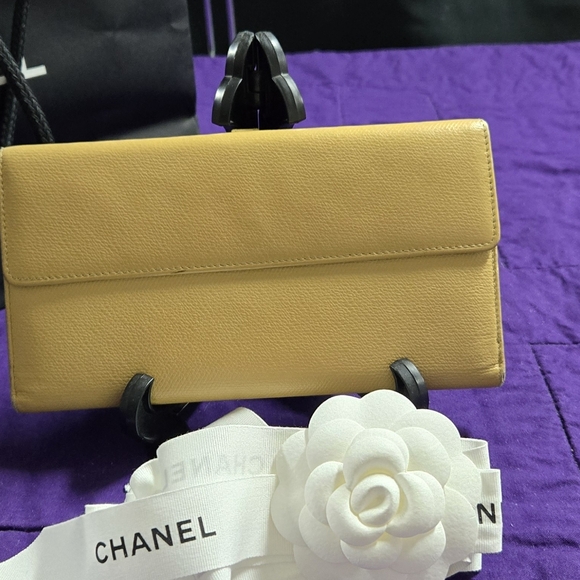 VINTAGE CHANEL LONG WALLET COCO BUTTON YELLOW LEATHER - Picture 2 of 13